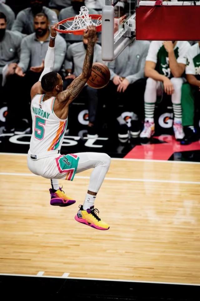 九游体育直播-【现场】乌度卡给老东家送温暖 输球无碍赛后叙旧